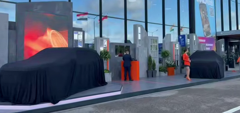 АвтоВАЗ готовится представить новинки на ПМЭФ-2025 сегодня, 18 июня. Неизвестные машины заметили перед началом выставки